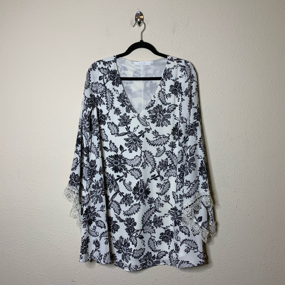 ASTR the Label Floral Bell Sleeves Shift Dress